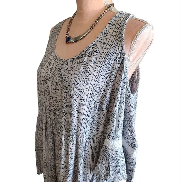 Torrid Ivory Blue Geo Dot Cold Shoulder Bell Sleeves Blouse Plussize 1X - Picture 8 of 16